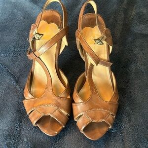 4 1/2 inch heel sandal with T strap. Worn shoes.